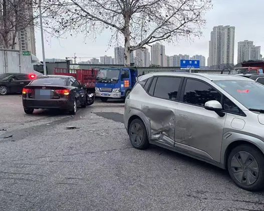 亿策略 行经路口不让行，两车相撞负全责！