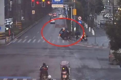 升富策略 一线微观 | 分心驾驶要不得，撞上路沿致侧翻